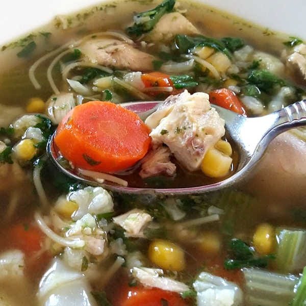 Easy Chicken Noodle Soup Recipe: Oma’s Hühner-Nudelsuppe.
